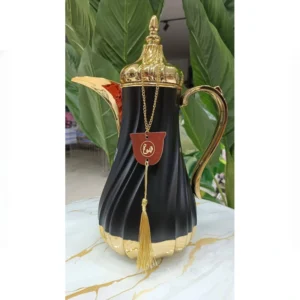 ترمس قهوة فاخر يجمع بين اللون الأسود الملكي