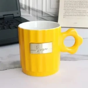 كوب أنيق باللون الاصفر