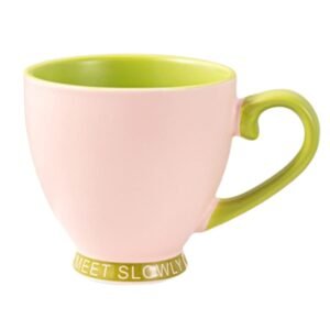 فنجان أنيق بلون أخضر فاخر مع لمسات ذهبية لامعة