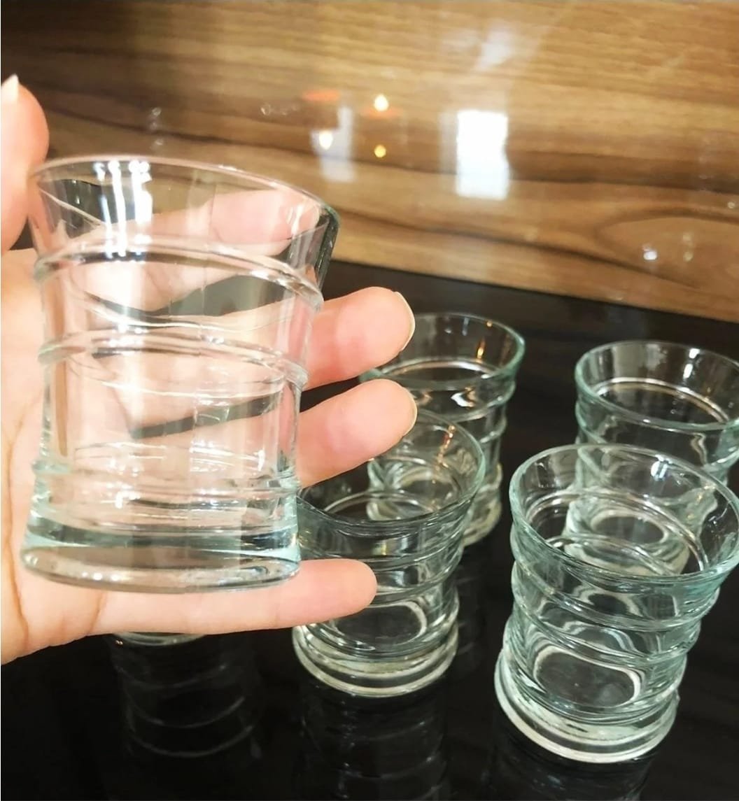 طقم كاسات زجاج شفاف مكوّن من 6 كاسات