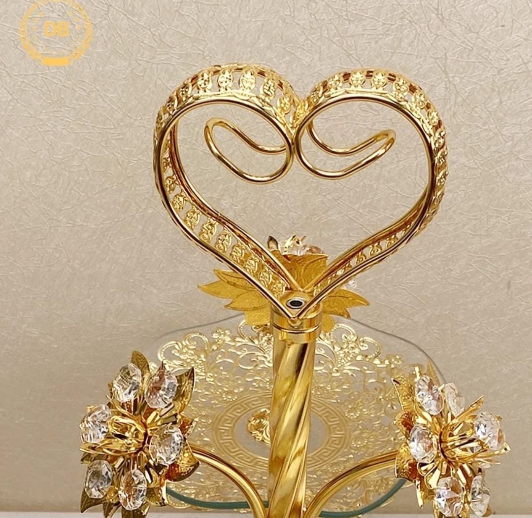 مضيفة تقديم بقاعدة مذهبة تحمل 3 أطباق زجاجية دائرية - الصورة 2