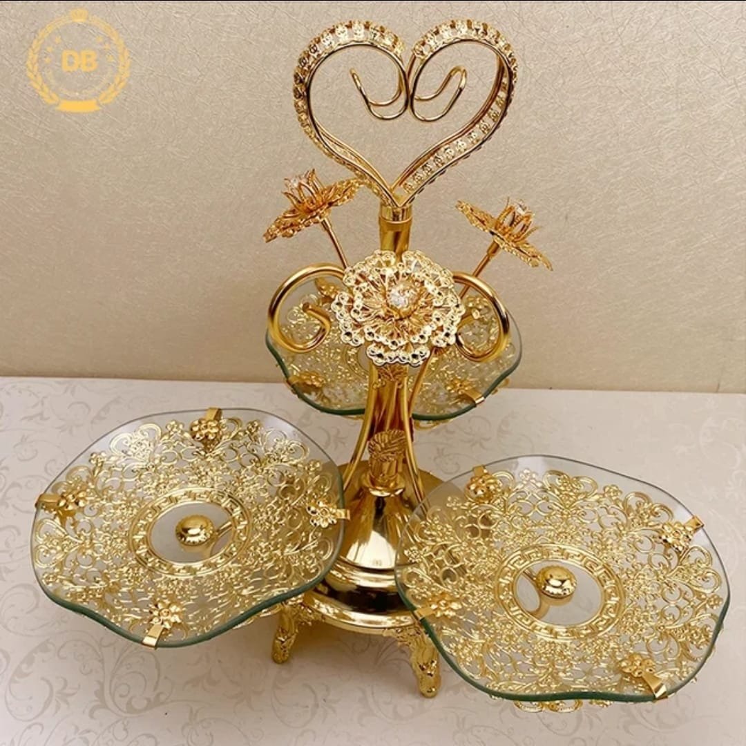 مضيفة تقديم بقاعدة مذهبة تحمل 3 أطباق زجاجية دائرية