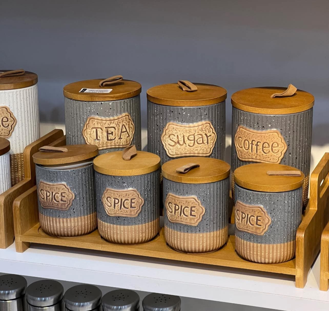 طقم توابل عصري 7 قطع يتميز بتصميم جرانيت رمادي