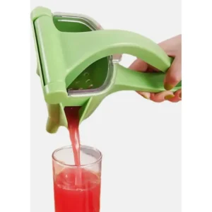 عصارة فواكه يدوية باللون الأخضر