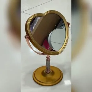 مراية على شكل قلب باطار ذهبي